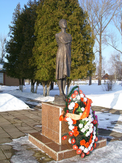 Памятник в Петрищево