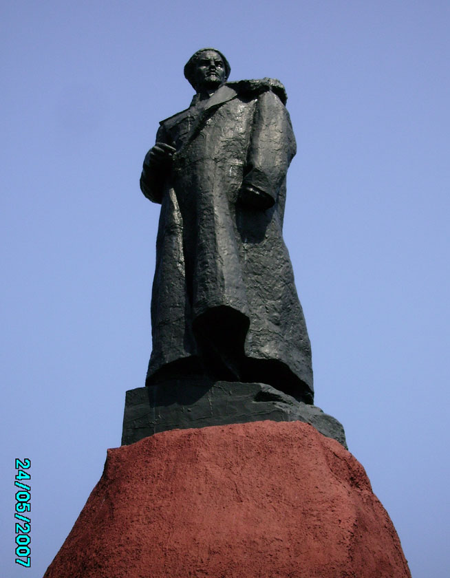 Памятник в Путивле (фрагмент)