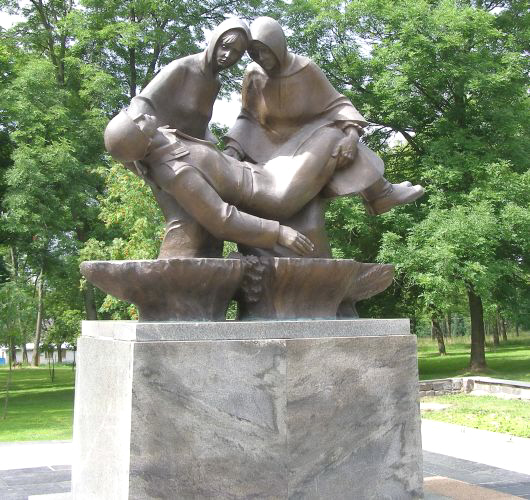 Монумент на Братской могиле - Военном кладбище в Могилёве