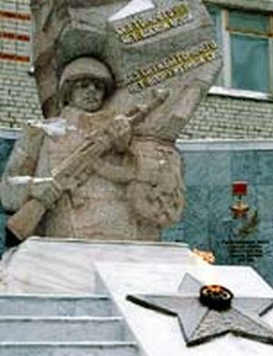Монумент в военном городке Ульяновского ВВТУ