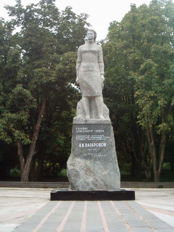 Памятник в городе Остров 