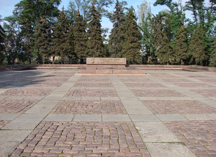 Братская могила в г. Николаев (общий вид)