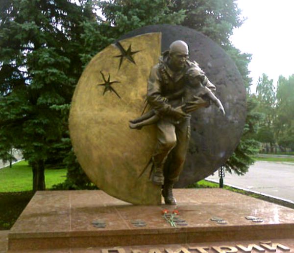 Памятник в Ульяновске (вид 1)
