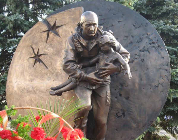 Памятник в Ульяновске (вид 2)