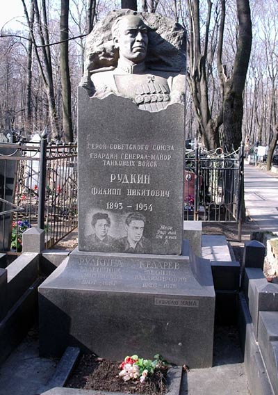 В Москве на Введенском кладбище (вид 2)