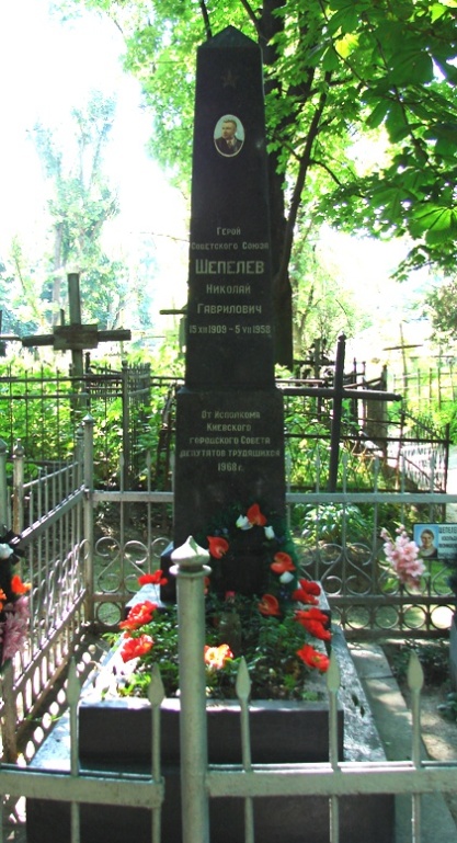 В городе-герое Киеве на Шулявском кладбище