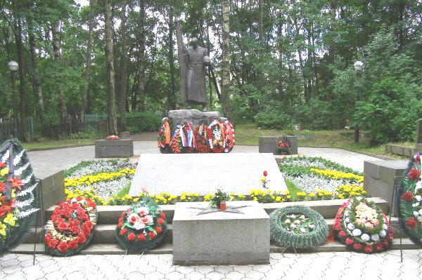 Общий вид надгробия на братской могиле Героев в г. Выборге