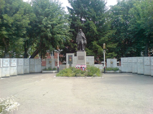 Памятник в Вольске (общий вид)