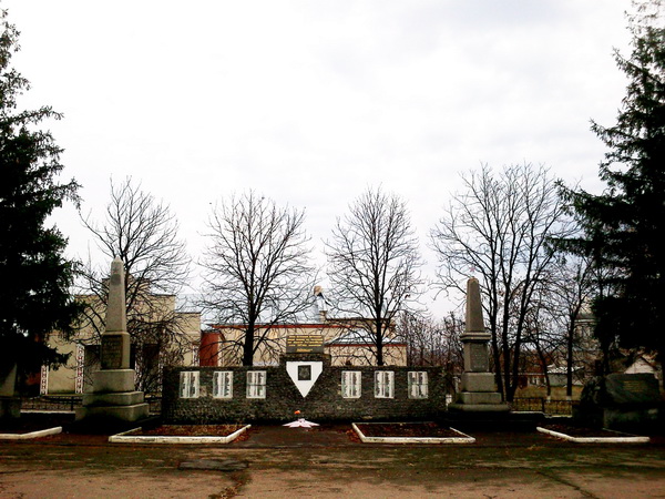 Братская могила в посёлке Константиновка (общий вид)
