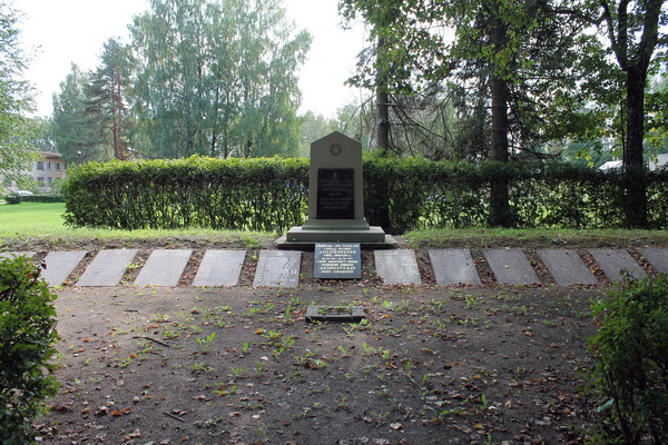 Братская могила в деревне Люллемяэ (общий вид)