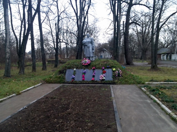 Братская могила в селе Базар (общий вид)