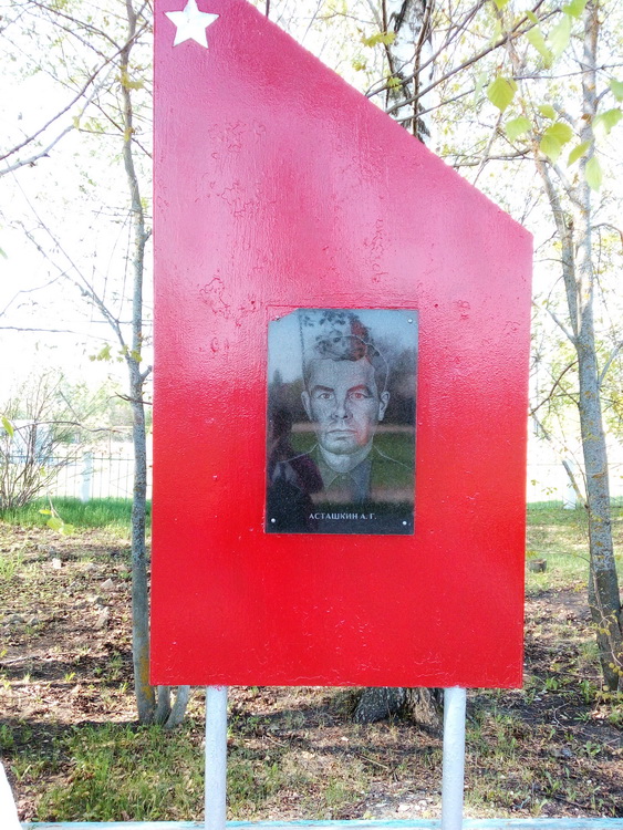 Мемориал в селе Кочетовка (вид 2)