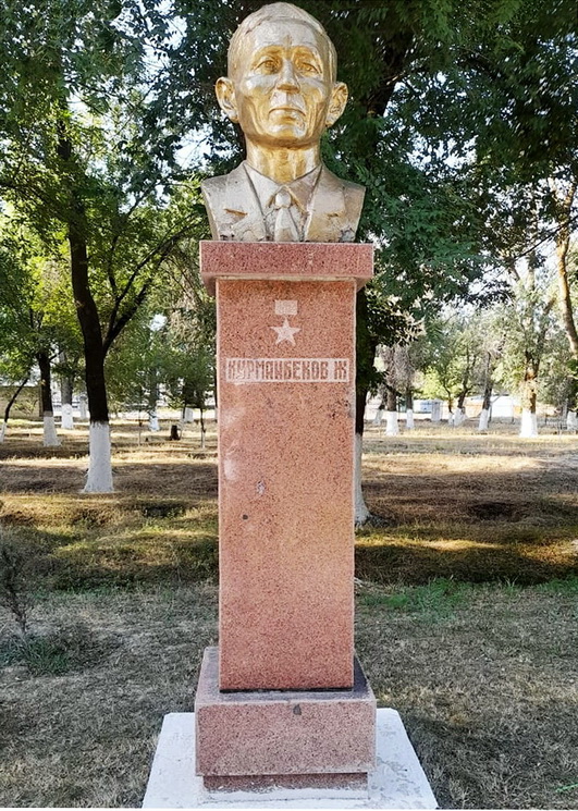 Бюст в с. Толе-Би