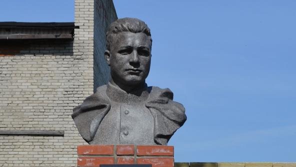 Бюст в селе Черновка