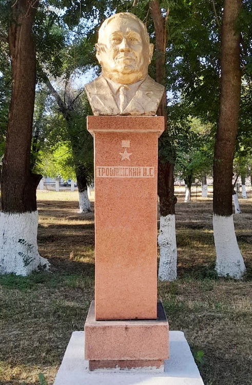 Бюст в селе Толе-би
