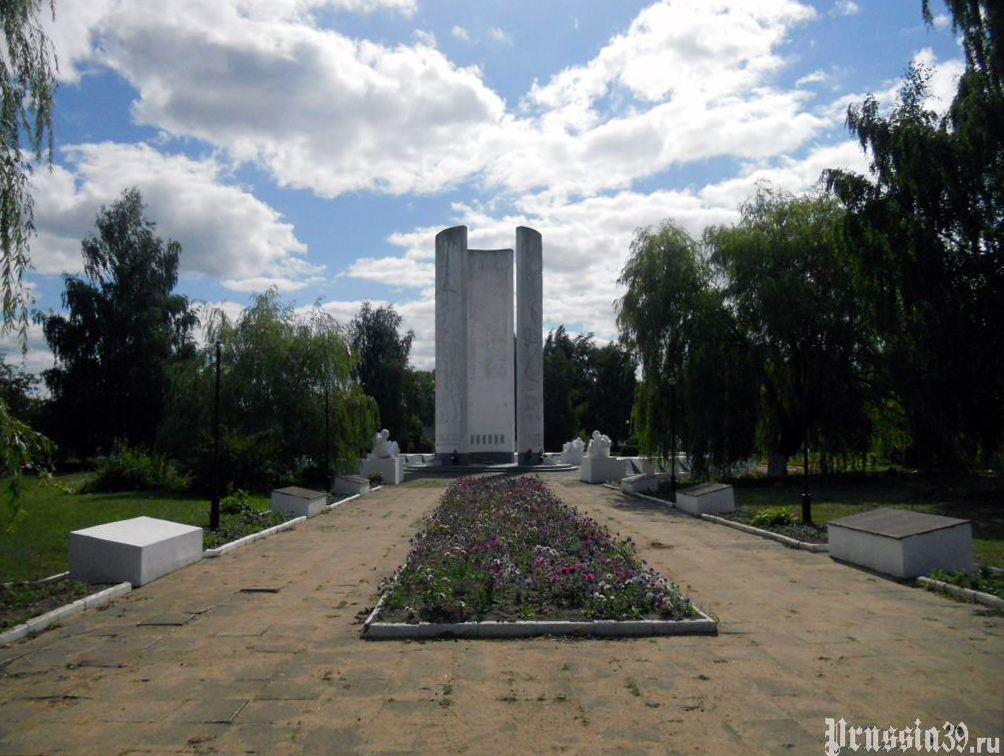 Братская могила в посёлке Добровольск (общий вид)
