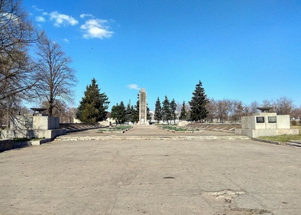 Братская могила в посёлке Арбузинка (общий вид)
