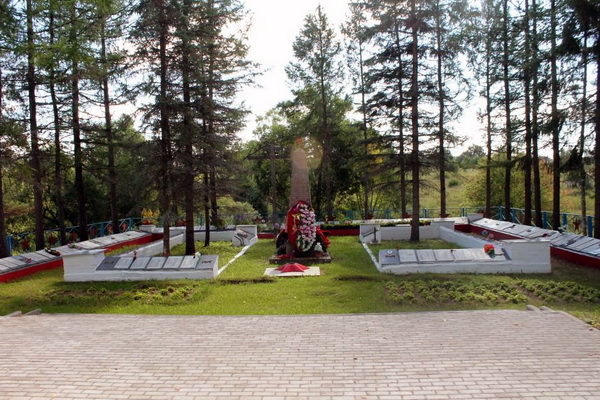 Братская могила в деревне Давыдово (общий вид)