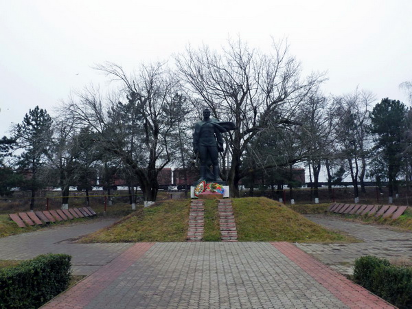 Братская могила в городе Дрокия (общий вид)