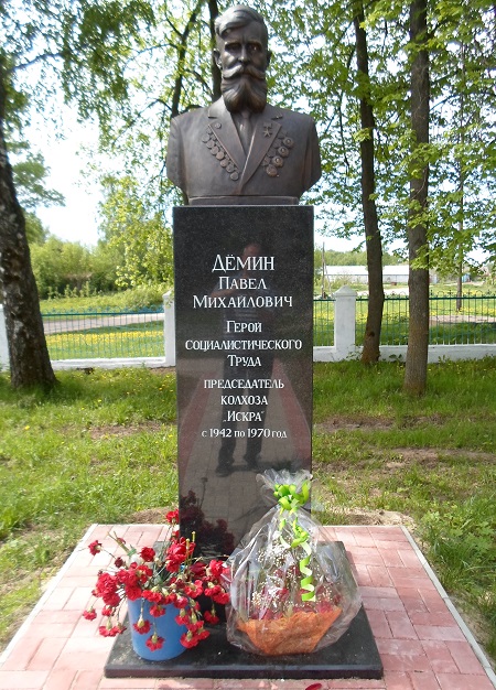 Памятник в Алешкове.