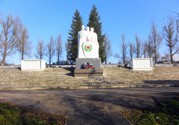 Братская могила в посёлке Славинск (общий вид)