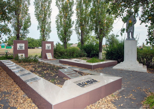 Братская могила в городе Зверево (общий вид)