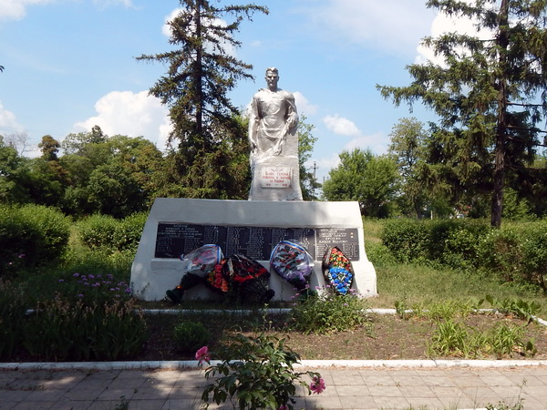 Братская могила в городе Обоянь (общий вид)