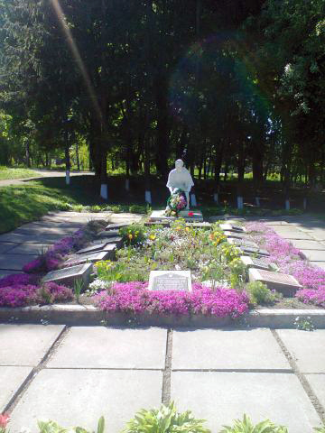 Братская могила в городе Ржищев (общий вид)