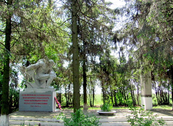 Братская могила в селе Старый Чартарийск (общий вид)