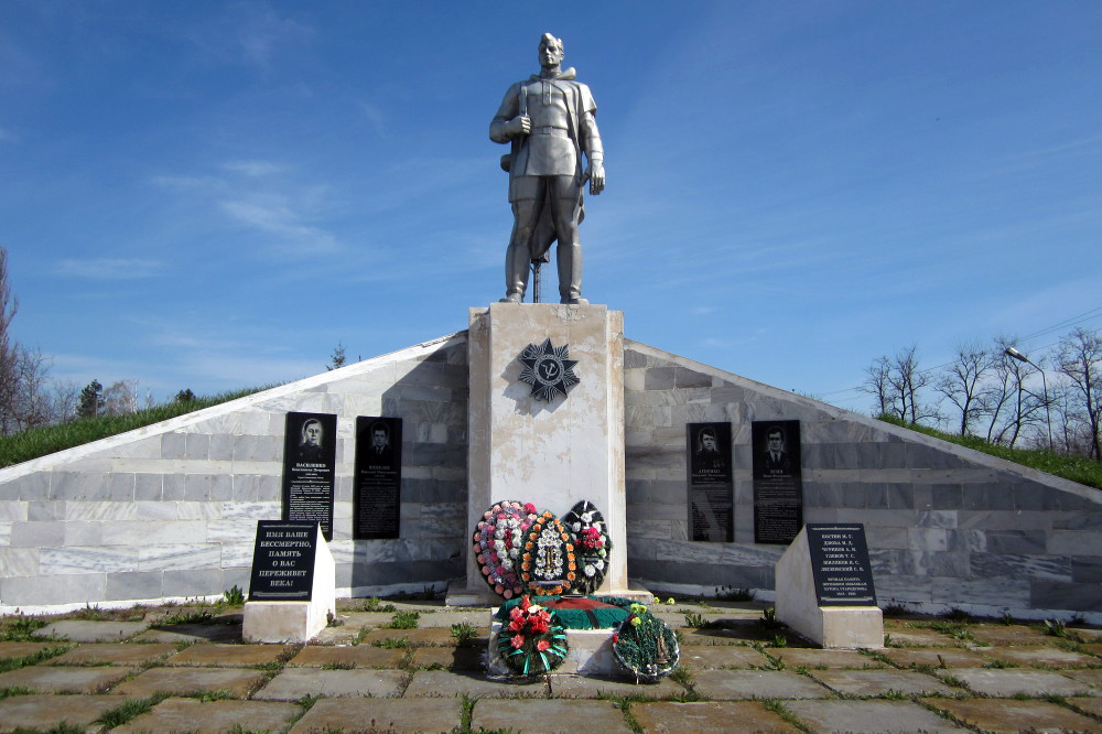 Памятник в селе Еленовское (общий вид)