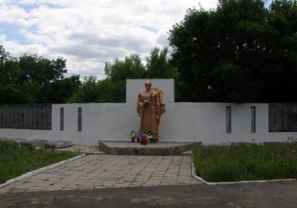 Братская могила в посёлке Лиховка (общий вид)