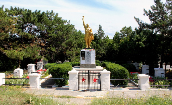 Братская могила в селе Верхнесадовое (общий вид)