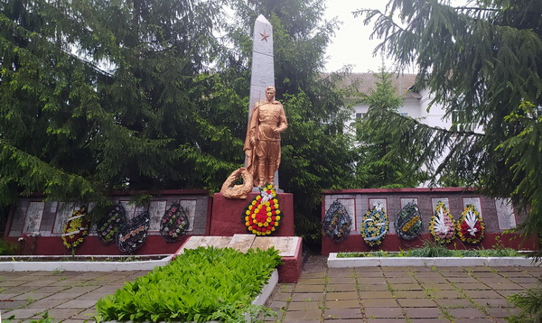 Братская могила в селе Марьяновка (общий вид)