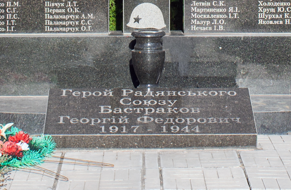 Братская могила в селе Лукашовка (вид 2)