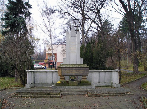 Братская могила  в городе Угерске-Брод