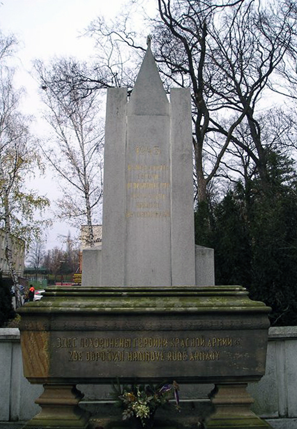 Братская могила  в городе Угерске-Брод (вид 2)