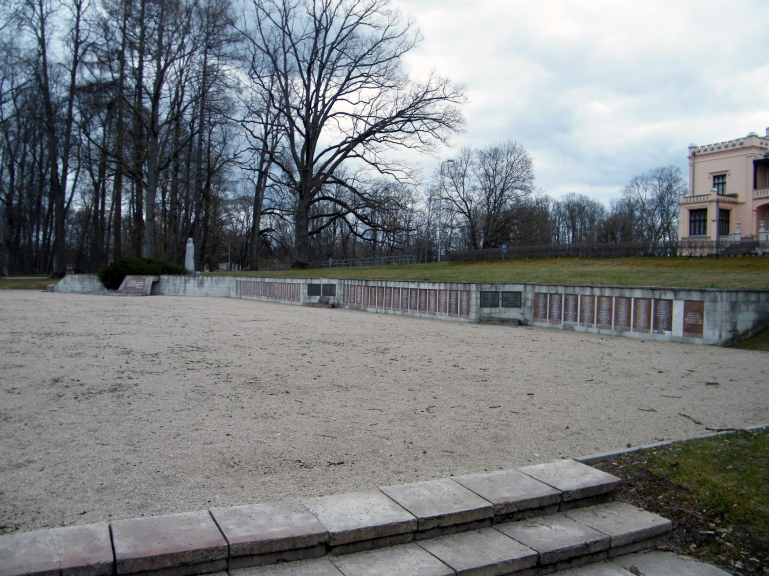 Воинское кладбище в городе Алуксне (общий вид)