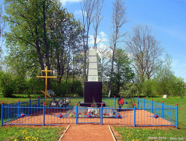 Братская могила в посёлке Оболь (общий вид)
