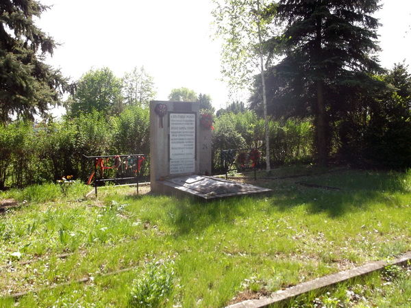 Братская могила в городе Тёрёксентмиклош (общий вид)