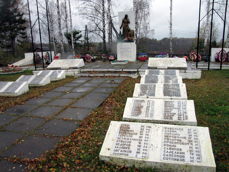Братская могила в посёлке Сосново (общий вид)