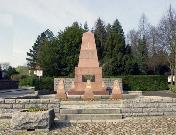 Братская могила в городе Каменц (общий вид)