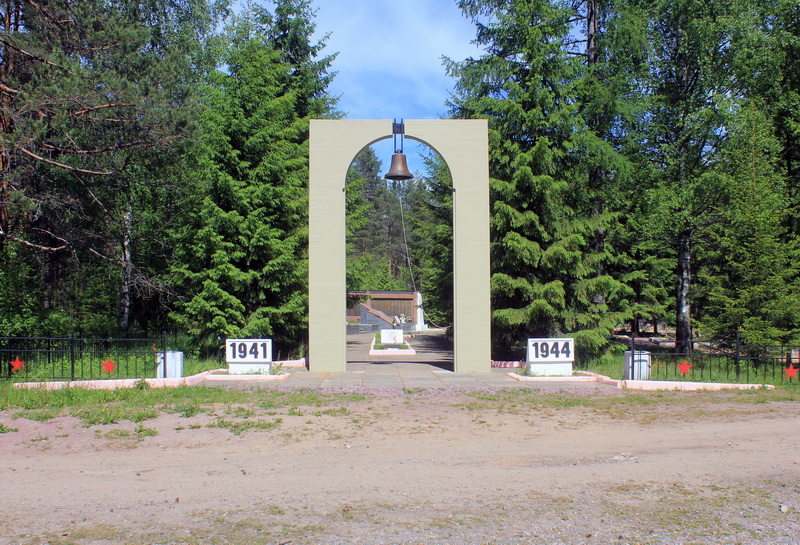 Братская могила в посёлке Новая Малукса (общий вид)