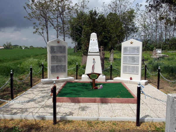Братская могила в селе Шёред (общий вид)