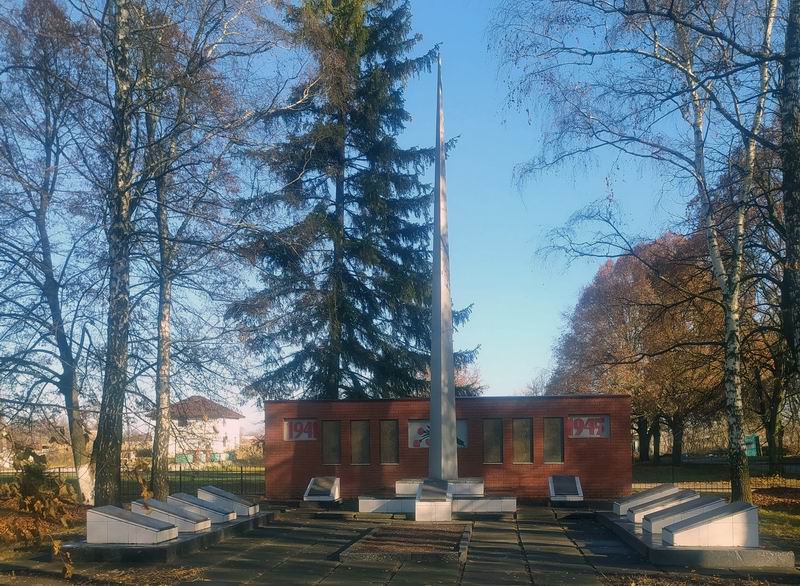Братская могила в селе Головуров (общий вид)