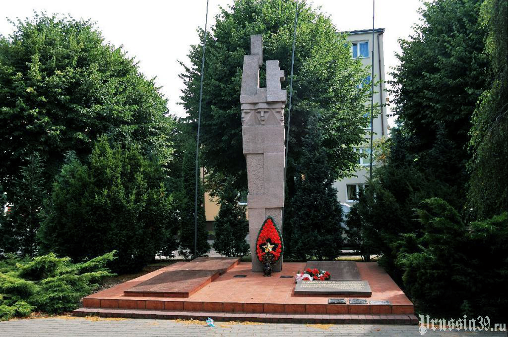 Воинское кладбище в городе Дембно