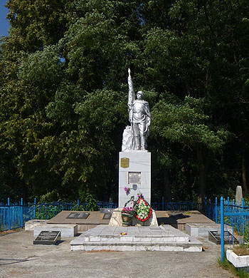 Братская могила в городе Хойники (общий вид)