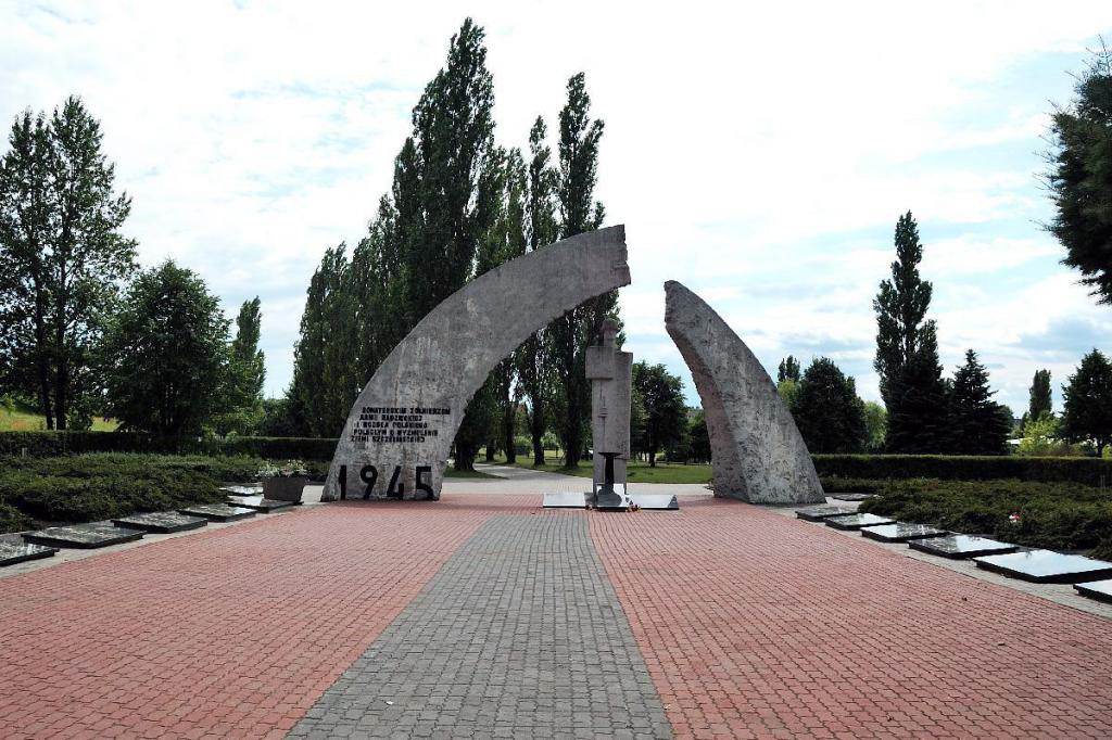 Воинское кладбище в деревне Щецинек (общий вид)