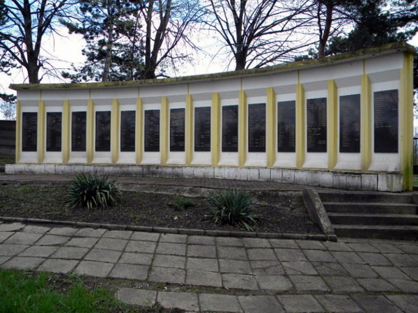 Воинское кладбище в городе Мишкольц (общий вид)