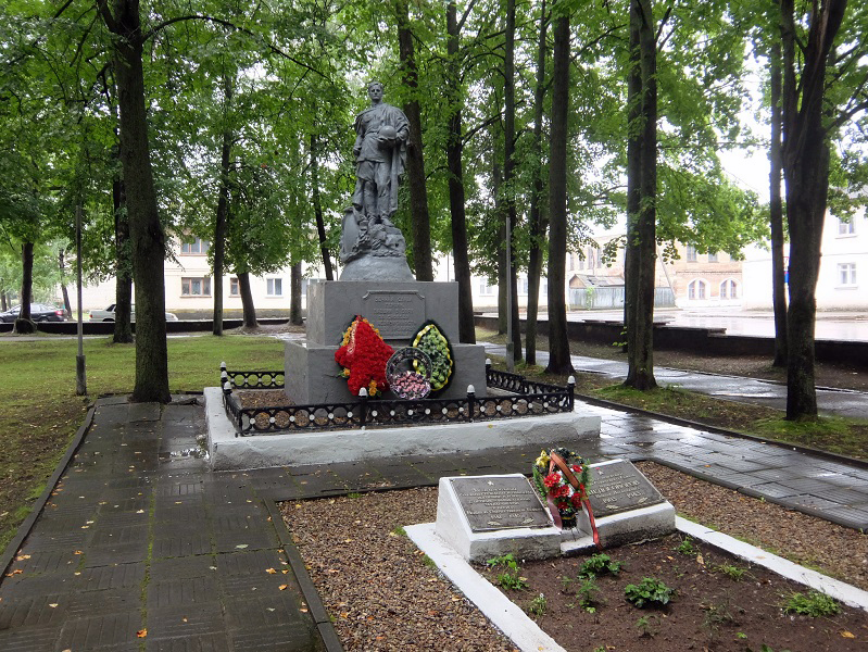 Братская могила в городе Велиж (общий вид)