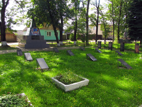 Братская могила в городе Невель (общий вид)